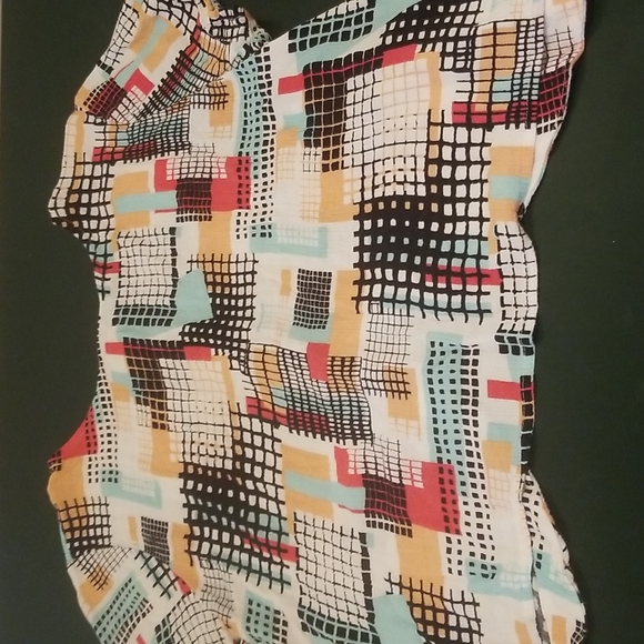 Cute freebird geometric flowy crop top with button up back - Picture 2 of 4